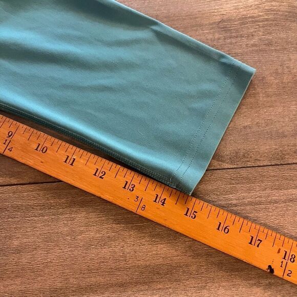 GymShark Blue Athletic Cropped Leggings Women Medium‎ Bin N-36 - Picture 4 of 5